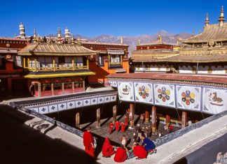 Khám phá chùa Đại Chiêu (Jokhang) trong tour du lịch Tây Tạng Khám phá chùa Đại Chiêu (Jokhang) trong tour du lịch Tây Tạng