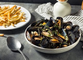 Moules frites - món ngon trứ danh nên thử khi đi tour du lịch Bỉ